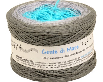 Puede incluir: Un ovillo de hilo gris con un efecto degradado turquesa y blanco. La etiqueta dice "Gente di Mare" e incluye información sobre la composición y la longitud del hilo. El hilo es 50% algodón y 50% poliéster.