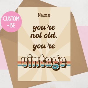 Carte d'anniversaire vintage amusante avec nom - Carte d'anniversaire personnalisée effrontée pour personne âgée - Vous n'êtes pas vieux, vous êtes vintage - Années 60, 70, 80