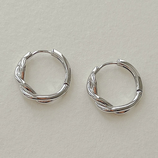 Pendientes de Huggie Hoop de Plata Medio Retorcido, Aro Trenzado, Aro Twist, Huggies de Plata, Minimalista