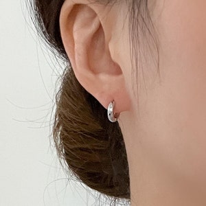 10 mm mini zilveren knuffeloorbellen, minihoepel, gedurfde hoepel, zilveren knuffels, kleine hoepeloorbellen, minimalistisch