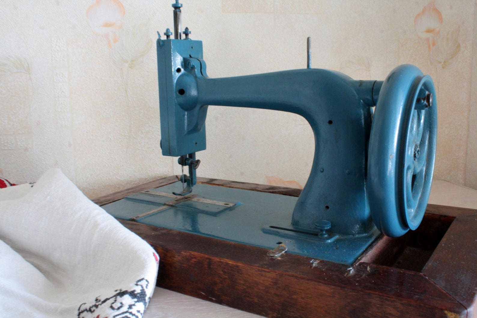 Vintage Hand Sewing Machine Table Oldfashioned 1800sera Cast Etsy