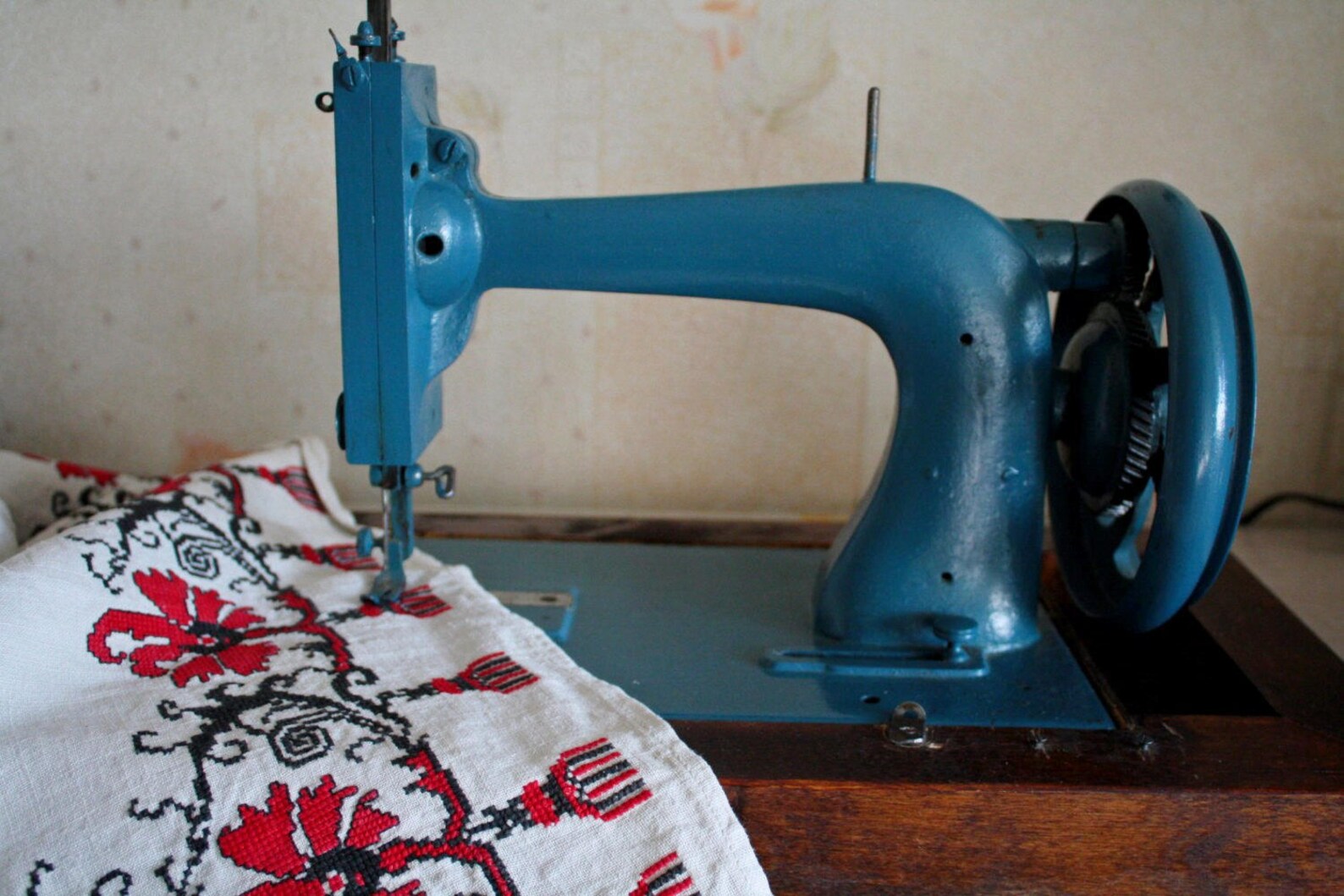 Vintage Hand Sewing Machine Table Oldfashioned 1800sera Cast Etsy
