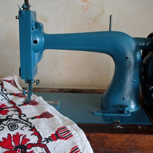 Rare Vintage 1800s Hand Sewing Machine - Collectible Find - Not electric sewing machine - Rustic decor