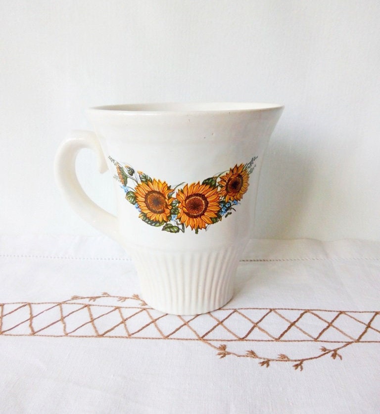 花柄 脚付き陶器カップ リブ底の大きな陶器製ティーカップ - レトロな花柄陶器 - Etsy 日本