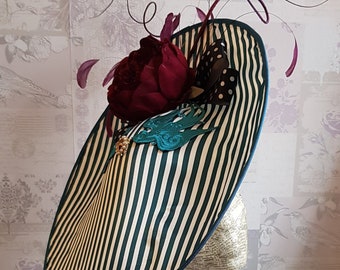 Bryony - Ivory, Teal & Burgund Rockabilly Unterteller Percher Fascinator Hut hut. Perfekt für Hochzeiten, Race Days, Derby Days, Ascot.