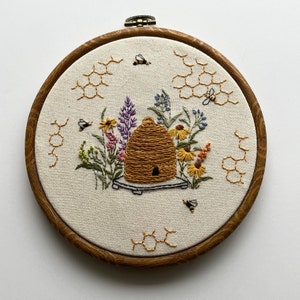 Honey Bee Embroidery Kit for Beginners.  easy bumblebee Embroidery home decor. Easy embroidery kit. Mini embroidery pattern