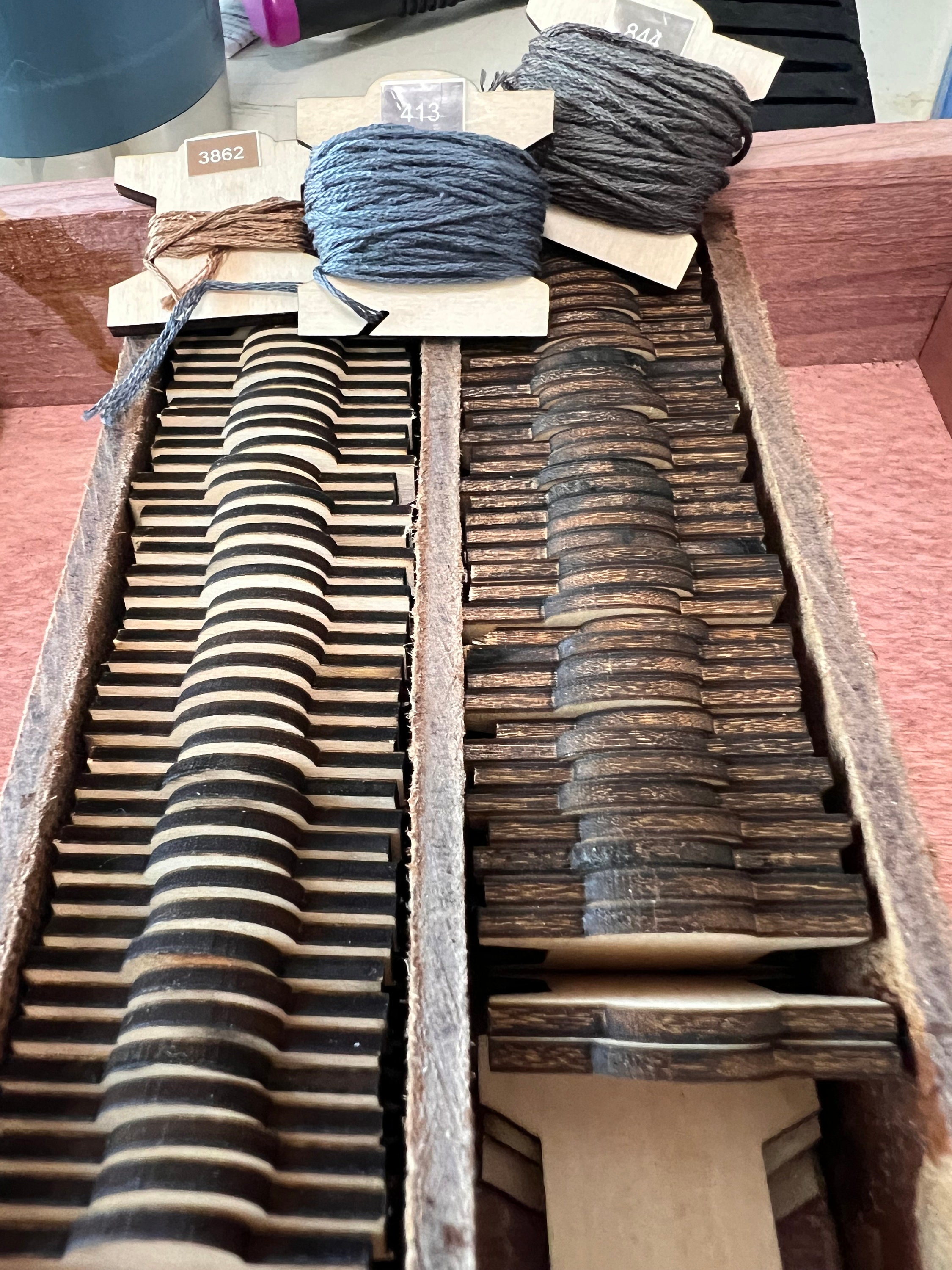 Scatola Portafili DMC In Legno - Con 120 Matasse Di Filo Per Ricamo - Cassettiera Con Coperchio - Foto 13