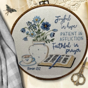 キリスト教の手刺繍パターン | ローマ人への手紙 12:12 聖書の一節 フープアート | 花の手刺繍デザイン | デジタル PDF ダウンロード 聖書の聖句