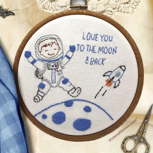 Love you to the moon and back Astronaut Handstickpackung. Stickerei Geschenk für Junge.  Mond, Weltraum NASA Wanddekor. Gobelinstickerei Galaxie.