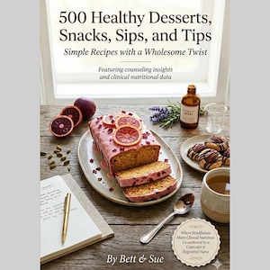 Può includere: Un libro di cucina intitolato "500 Healthy Desserts, Snacks, Sips, and Tips" con una torta glassata rosa guarnita con fette d'arancia. Altri elementi includono un diario, una bottiglia di "Vitality Herbs" e una tazza di tè. Il libro è co-autore di un consulente e un'infermiera registrata.