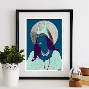 Puede incluir: Una ilustración digital de una mujer con cabello morado que lleva una corona azul claro y un vestido blanco con joyas rojas y plateadas. El fondo es azul oscuro con una luna plateada.