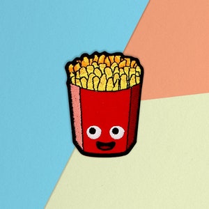 Könnte beinhalten: Ein gestickter Aufnäher mit einem Cartoon-Pommes-Becher mit einem lächelnden Gesicht in Rot und Gelb.