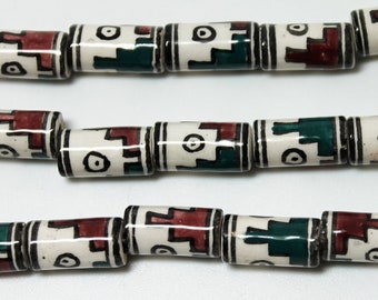 Perles de tube péruviennes peintes à la main de 13x7 mm avec des motifs géométriques rouges et vert émeraude, vendues par le brin de 10 pièces