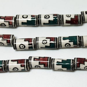 Perles de tube péruviennes peintes à la main de 13x7 mm avec des motifs géométriques rouges et vert émeraude, vendues par le brin de 10 pièces image 1