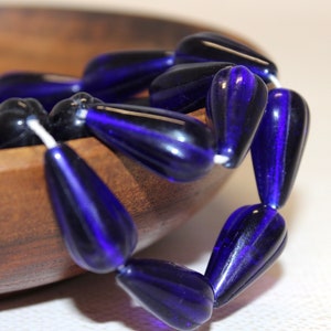 Gotas checas estriadas de color azul cobalto de 11 x 22 mm (10 unidades)