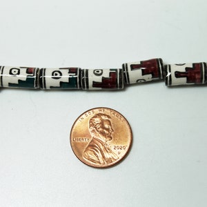 Perles de tube péruviennes peintes à la main de 13x7 mm avec des motifs géométriques rouges et vert émeraude, vendues par le brin de 10 pièces image 2