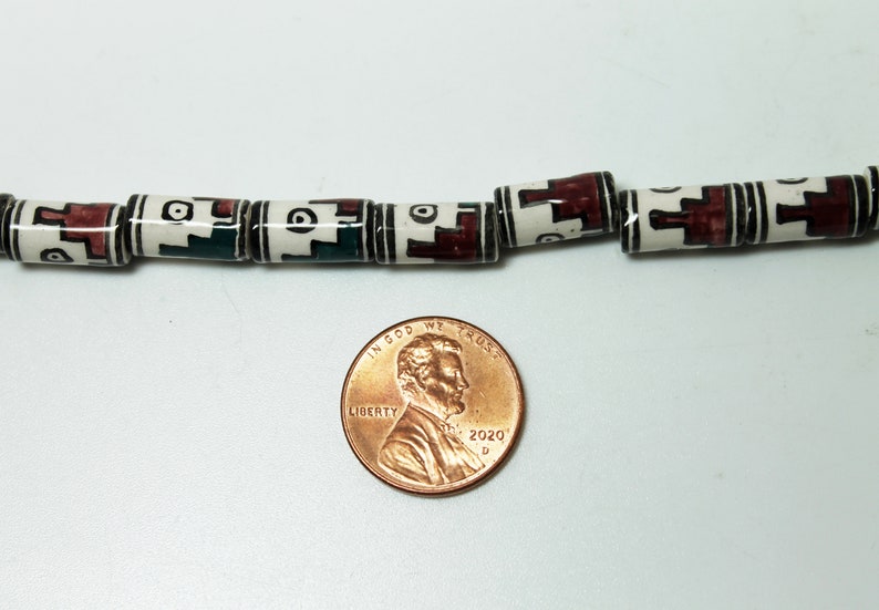 Perles de tube péruviennes peintes à la main de 13x7 mm avec des motifs géométriques rouges et vert émeraude, vendues par le brin de 10 pièces image 2