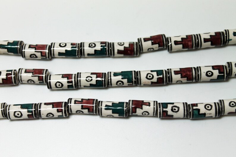 Perles de tube péruviennes peintes à la main de 13x7 mm avec des motifs géométriques rouges et vert émeraude, vendues par le brin de 10 pièces image 1