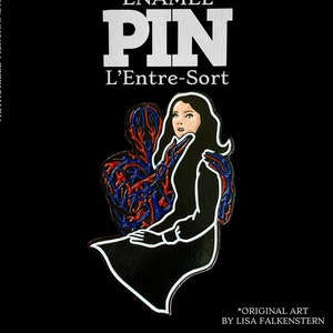Op de afbeelding: Emaille pin met een vrouw met een rode en blauwe figuur achter haar. De pin is zwart met witte contouren en zegt "ENAMEL PIN L'Entre-Sort" bovenaan. De tekst onderaan zegt "*ORIGINAL ART BY LISA FALKENSTERN".