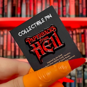 Paperbacks From Hell Collectible Email Pin / Limited Edition (100) geïnspireerd op het boek van Grady Hendrix (Quirk Books)