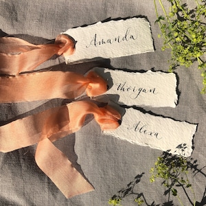 Fatti a mano calligrafia moderna matrimonio posto carte su carta di cotone strappato a mano Khadi con morbido Peach seta chiffon nastri