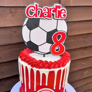Topo de bolo personalizado em camadas com tema de futebol, adicione nome, idade, cores do emblema do time. Dupla face, perfeito para comemoração de festa de aniversário.