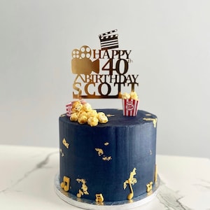 映画映画のパーソナライズケーキトッパー。名前と年齢、または誕生日おめでとうを追加。両面印刷で誕生日のお祝いに最適。