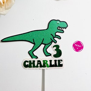 Topper per torta personalizzato a forma di dinosauro T-Rex, aggiungi nome ed età o buon compleanno. Doppio lato, perfetto per festeggiare il compleanno.