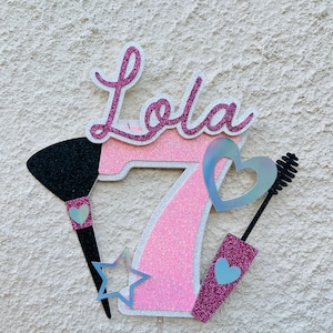 Cake topper personalizzato a tema trucco e coccole, aggiungi nome ed età. Un'esperienza memorabile per la festa di compleanno. Set trucco opzionale.