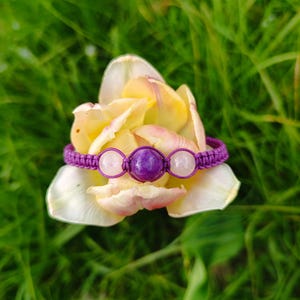 Pulsera de cristal / Joyería de macramé con intención de bruja / Carta de oráculo y talismán espiritual / Cristal de amatista y cuarzo rosa / Regalo de amor propio