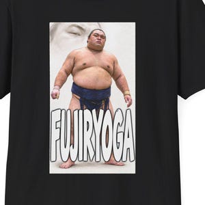 Peut inclure: Un t-shirt noir à manches courtes avec une impression graphique rectangulaire sur la poitrine. L'image montre un lutteur de sumo portant un mawashi bleu foncé, avec le texte FUJIRYOGA écrit en grandes lettres capitales blanches.