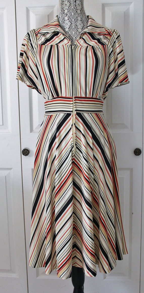 1970s Brown and Orange Front Zipper Day Dress Larg