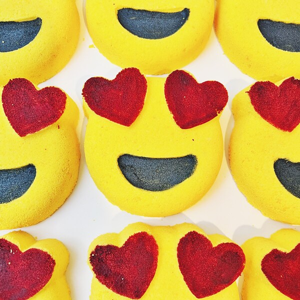 Hearteyes Emoji Bath Bomb
