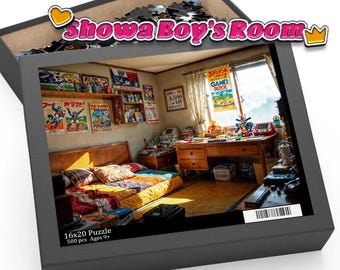 Può includere: Scatola di puzzle "Showa Boy's Room" con l'immagine di una stanza con poster giapponesi vintage, una scrivania in legno e un letto. Il puzzle è 16x20 pollici (40.6 x 50.8 cm), contiene 500 pezzi ed è per bambini dai 9 anni in su.