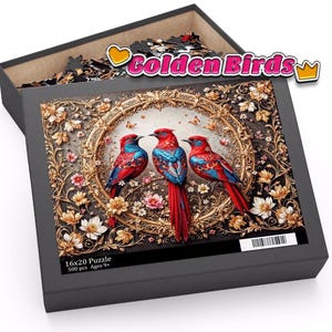 以下が含まれることがあります： 赤、青、金色の羽を持つ3羽の鮮やかな鳥の鮮明な画像が描かれた、16x20インチのパズルボックス。 パズルは、花の装飾が施された金色のフレームデザインで、「Golden Birds」の文字とパズルの詳細が特徴です。