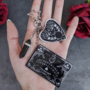Llavero gótico en blanco y negro con cristal de planchette de tablero ouija - bolso brujo cartera teléfono accesorio oscuro academia alternativa de moda