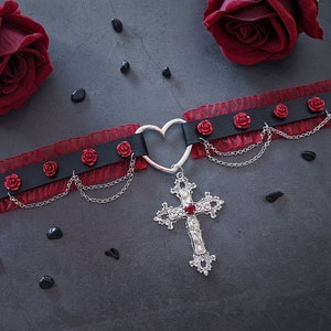 Ras de cou en cuir gothique rouge noir fait main avec roses, croix et chaînes - romantique gothique vampire dark fashion soft grunge alternative fashion nugoth