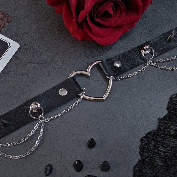 Schwarzer Gothic Lederchoker Halsband Collar mit Ketten, Spikes und O-Ringen - alternative fashion grunge nugoth mallgoth style metalcore