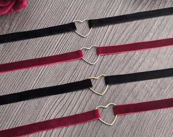 Söt svart och röd sammetschoker med silverfärgat gyllene hjärta - romantisk gåva, jiraki kei halsband, smycken, gotisk modeaccessoar, cosplay