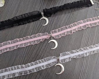 Pastel goth & Gothic Choker Sichelmond Rüschen weiß schwarz rosa  - cute witchy vibes cottagecore pastel jirai kei yamikawaii yumekawaii