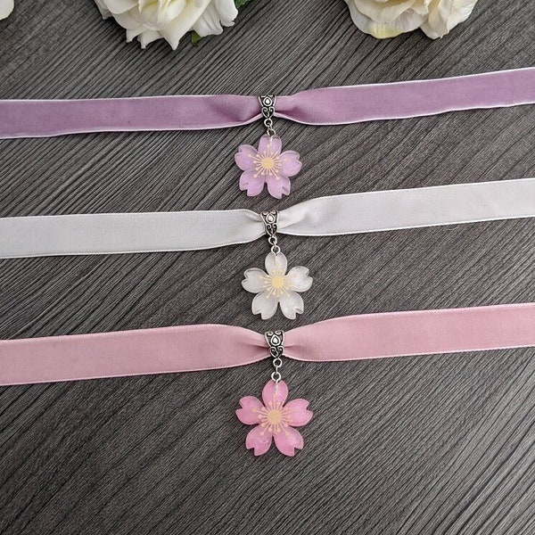 Ras de cou en velours mode kawaii avec fleur de sakura rose, violet, blanc - joli accessoire fait main bijoux fleurs de cerisier yumekawaii cosplay