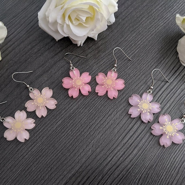 Jolies boucles d'oreilles en résine fleur sakura rose violet blanc - accessoire mode kawaii fleurs de cerisier yumekawaii bijoux sweet lolita mori kei