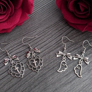 Romantiska goth örhängen silverfärgade rosetter och vingar/hjärtan - mörk mode outfit smycken söt häxstil jiraikei accessoar - present till gothic älskare bild 1