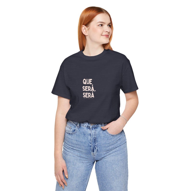 Camiseta Que Sera Sera: Camiseta de algodão penteado com cores confortáveis imagem 9