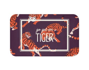Dywanik łazienkowy Go Get 'Em Tiger | Pomarańczowe tygrysy na śliwkowym tle, odważny wystrój