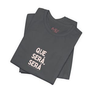 Camiseta Que Sera Sera: Camiseta de algodão penteado com cores confortáveis imagem 7