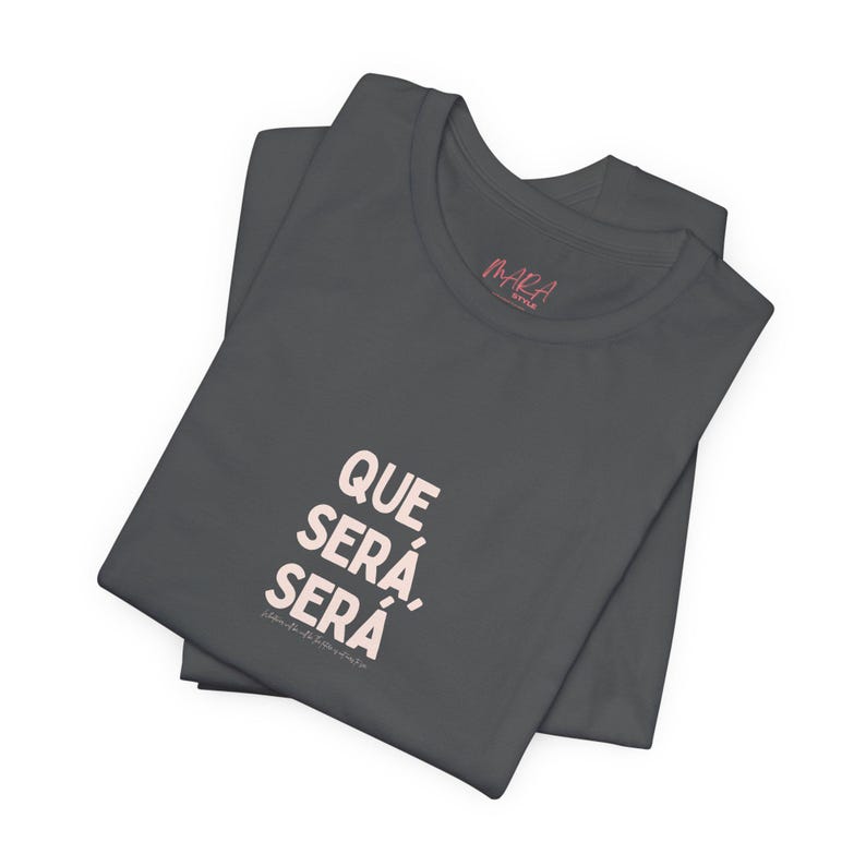 Camiseta Que Sera Sera: Camiseta de algodão penteado com cores confortáveis imagem 7