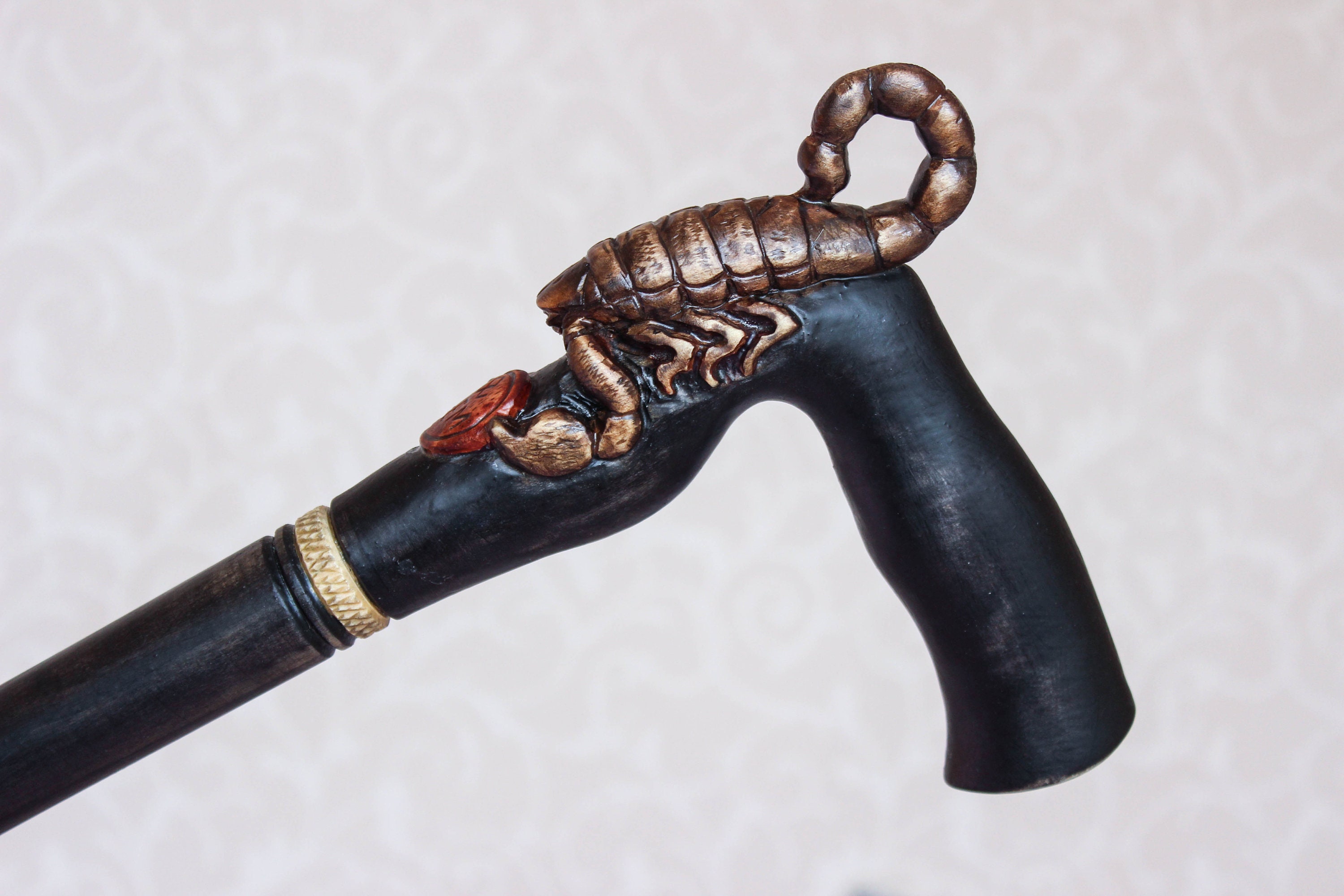 蠍座の杖：手彫りの星座蠍、黒木製ハイキングスティック - Etsy 日本