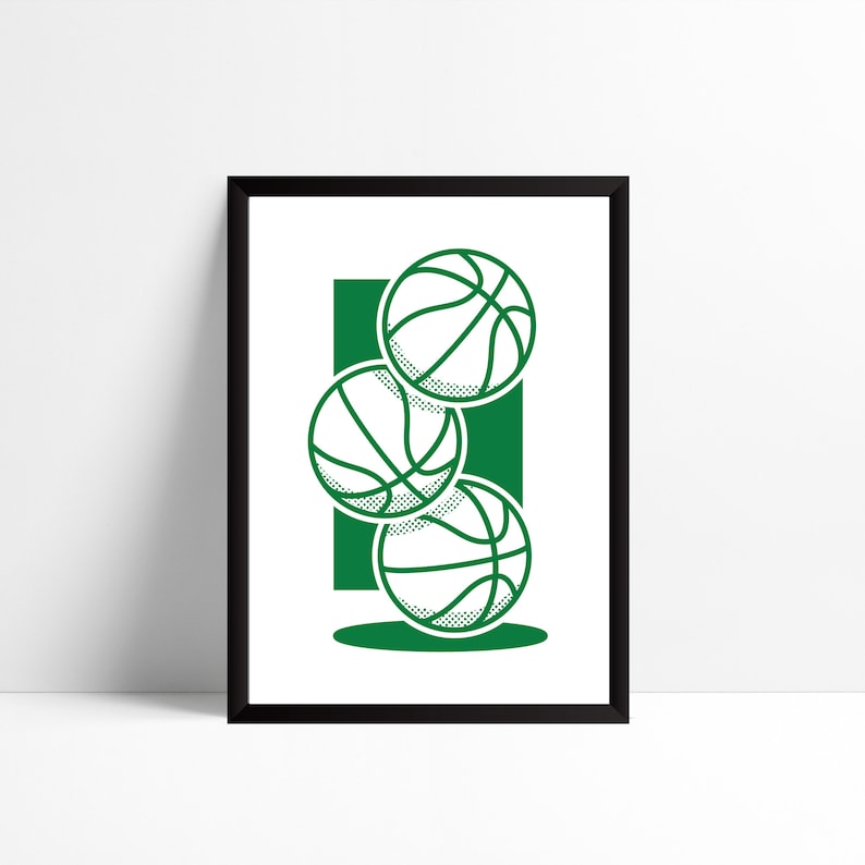 Op de afbeelding: Drie groene basketbalen gestapeld op elkaar, met een groene rechthoek erachter.