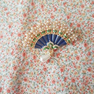Fan-vormige broche met perlites